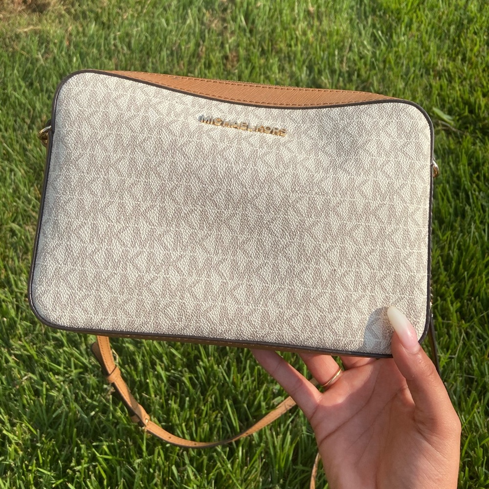Micheal Kors , cross over bag